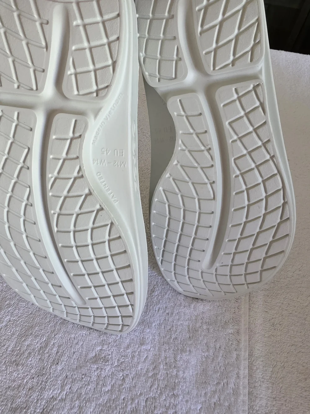 NWOT Oofos OOriginal White Recovery Flip Flop Sandals